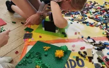 076