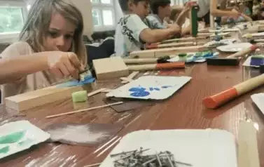 084