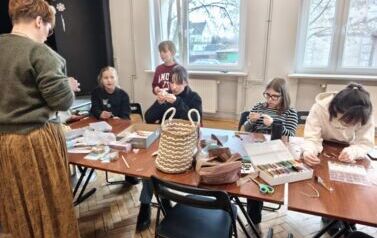 043